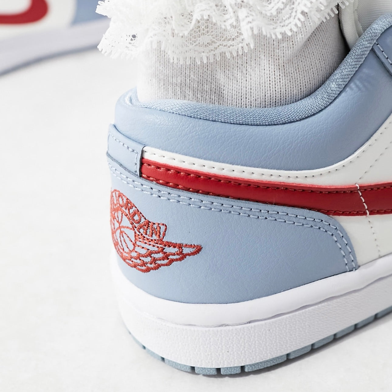 Air Jordan 1 low trainers in dune red and blue