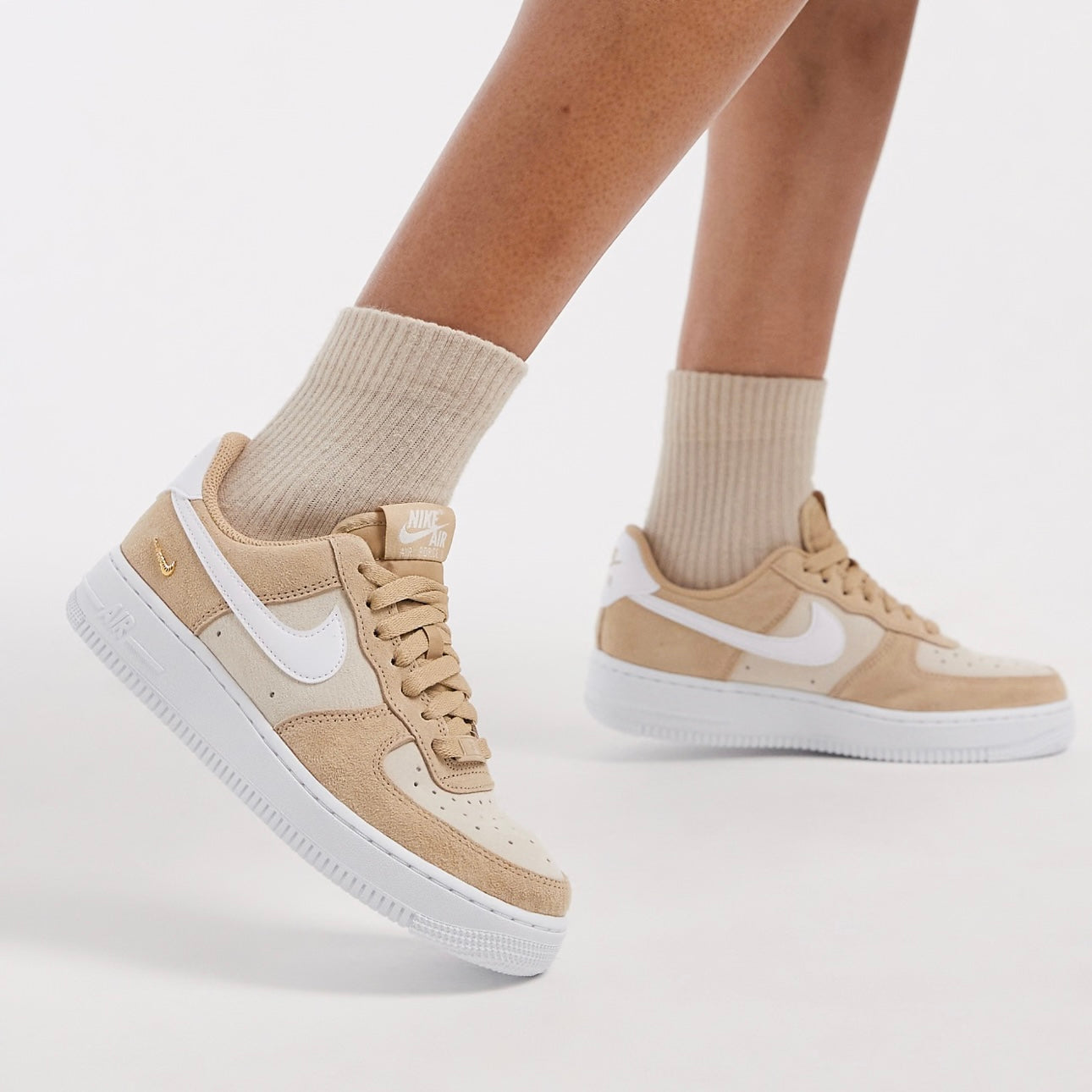 Air Force 1 '07 SE trainers in beige and white