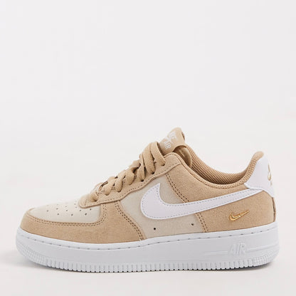 Air Force 1 '07 SE trainers in beige and white