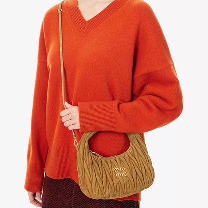 [ ‼️任揀兩件 $8XX‼️ ] Wander Matelassé Suede Top Handle Bag Oliva