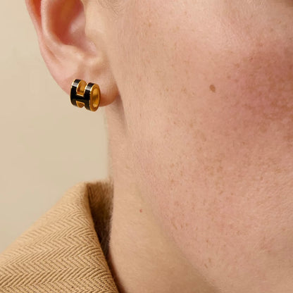 ‼️買一送一‼️ Mini Pop H Earrings Noir GD